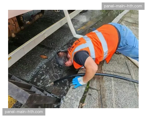 比赛因场地积水暂停30分钟，工作人员全力进行排水作业